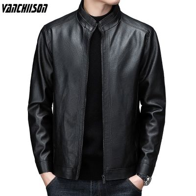 เสื้อแจ็คเก็ตตัวนอกหนัง PU สำหรับผู้ชายมีซิปกระเป๋าเสื้อแจ็คเก็ตปกคอตั้งสีดำ100% 0015JC-2106PY ลำลองธุรกิจเสื้อนอกผู้ชาย