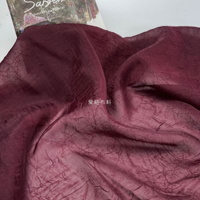 ผ้าชีฟองโปร่งบางสีแดงไวน์ลึกกึ่งโปร่งแสงเนื้อผ้าสีแดงแบบย่นผ้าออกแบบแบบ Hanfu