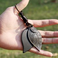 [HOT] New Punk Vintage Pattern Leaf Pendant Charm Genuine Leather Keychain Unisex Fashion Key Ring Car Auto Bag Creative Key Chains