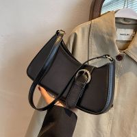 Winter niche bag womens new fashion high-end womens bag casual shoulder bag foreign style all-match messenger bag 【QYUE】