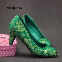 【QZY Department Store】Marlisasa ผู้หญิงน่ารักน้ำหนักเบาลายดอกไม้สีเขียวแบบสวมรองเท้าส้นสูงปั๊มสุภาพสตรีงานแต่งงานลำลองรองเท้าปักสีแดง H5519