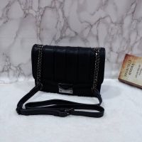 ของแท้ กระเป๋าสะพาย  Guess Mini CRossbody Bag กระเป๋าสะพายข้างด้านหน้าติดโลโก้แบรนด์