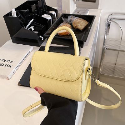 Small square grid bag the new spring 2022 fashion handbag han edition contracted brim one shoulder inclined shoulder bag