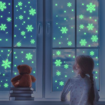 [24 Home Accessories] 2ชิ้น/เซ็ต Windows Glowing Snowflakes Luminous Stickers For Kids Kids Room Decoration Accessories Phosphor Stickers Set