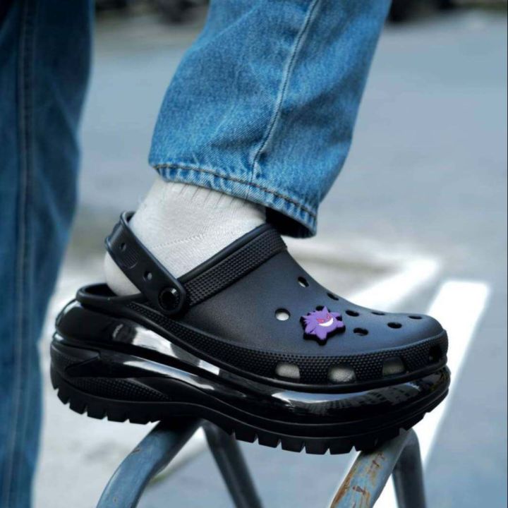 รองเท้าแตะผู้หญิง-crocs-classic-mega-crush-sandal-รองเท้าผู้หญิงแบบรัดส้น-รองเท้าแตะลำลอง-รองเท้า-crocs-ผู้หญิง-รองเท้าเผื่อสุขภาพ