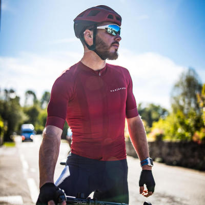 Road cycling helmet - Red - in three sizes: M: 55 - 57 cm L: 57 - 59 cm XL: 59 - 62 cm.