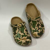 CROCS Classic Printed Camo Clog รองเท้าลำลองผู้ใหญ่ รองเท้าแตะ รองเท้าหัวโต36—-45