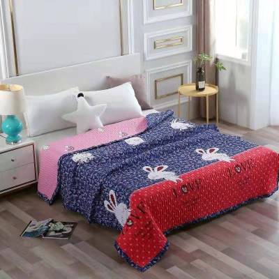 ผ้าคลุมเตียง ขนาด7ฟุต(200*240) ใช้แทนผ้าห่มได้ ใช้เป็นผ้าปูที่นอนได้ ‼️ใช้งานได้2ด้าน2ลาย‼️ (แถมกระเป๋า)