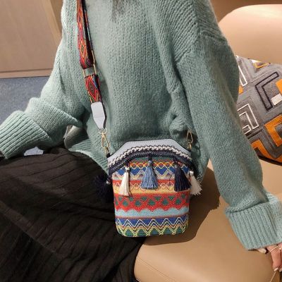 Fashion Bohemian Ethnic Style Womens Straw Woven Shoulder Messenger Bag Retro Casual Tassel Bucket Bag