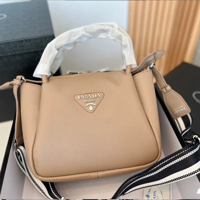 High-end Gift Box] Original New Dumpling Bag Fashionable Commuter Bag Large  Capacity Lady Handbag Shoulder Bag *21CM | Lazada PH