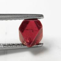 1.90 ct ก้อนสปิเนล สีแดง แทนซาเนีย (Spinel Tanzania Rough)