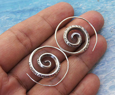 Beautiful circle earrings pure silver Thai Karen hill tribe สวย ม้วนๆตำหูเงินกระเหรี่ยงทำจากมือชาวเขางานฝีมือสวยของฝากที่มีคุณค่า
