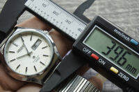 นาฬิกา Vintage มือสองญี่ปุ่น ORIENT SWIMMER 100 ระบบ QUARTZ ผู้ชาย ทรงกลม กรอบเงิน หน้าขาว หน้าปัด 36มม. ตัวเรือนสแตนเลสใช้งานได้ปกติ สภาพดี ของแท้ ไม่กันน้ำ