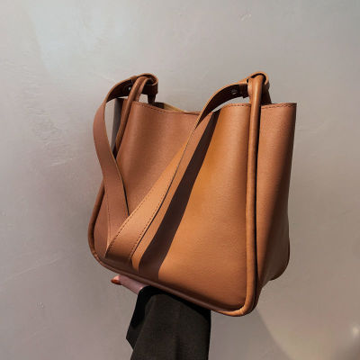Retro wide strap bucket bag designer women shoulder bags luxury pu crossbody bag large capacity messenger bag simply purse 2021