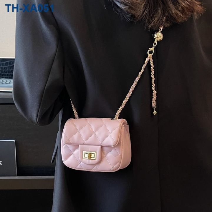 กระเป๋ามินิที่สวยงามของผู้หญิง-2023-ใหม่ระดับไฮเอนด์กระเป๋าสะพายไหล่สไตล์ต่างประเทศ-messenger-กระเป๋าลูกโซ่รูปสี่เหลี่ยมขนมเปียกปูนขนาดเ