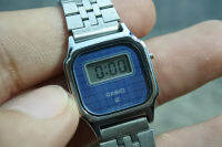 นาฬิกา Vintage มือสองญี่ปุ่น CASIO LF-100 ระบบ Digital ผู้หญิง ทรงสี่เหลี่ยม กรอบเงิน หน้าสีน้ำเงิน หน้าปัด 22mm สายสแตนเลสแท้ ใช้งานได้ปกติ สภาพดี ของแท้ ไม่กันน้ำ