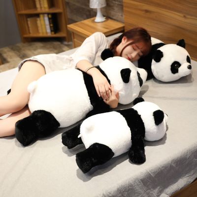 การจำลองน่ารักน่ารักตุ๊กตาแพนด้าขนาดใหญ่ Lieli สัตว์ตุ๊กตาตุ๊กตาของเล่นเตียงนอนหลับนอนยาวหมอนหมอนหมอนตุ๊กตาตุ๊กตาตุ๊กตาตุ๊กตา 可爱仿真大熊猫公仔 大号趴姿动物玩偶 毛绒玩具 床上睡觉长条抱枕布娃娃 抱抱熊玩偶