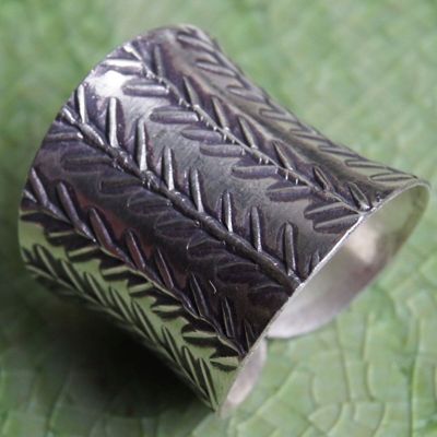 The gift is liked by the recipient  pure silver Thai Karen hill tribe silver hand made Size 7,8,9.5 Adjustable ของขวัญแหวนลวดลายทุบไทยเงินแท้ งานเงินแท้ ขนาดปรับได้สวยงามเป็นของฝากถู
