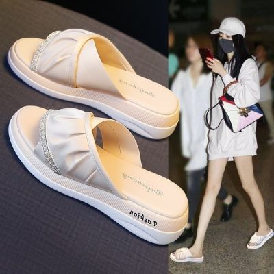 Female outside in the summer of 2022 new fashion slippers thick high-heeled platform fairy wind sand cool fashion pleated cloth slippers