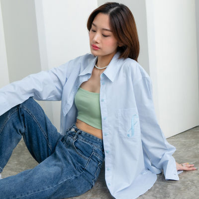 Baby F Oversize Shirt - เสื้อเชิ้ตโอเวอร์ไซส์ตัวหลวม ลายปักที่กระเป๋า