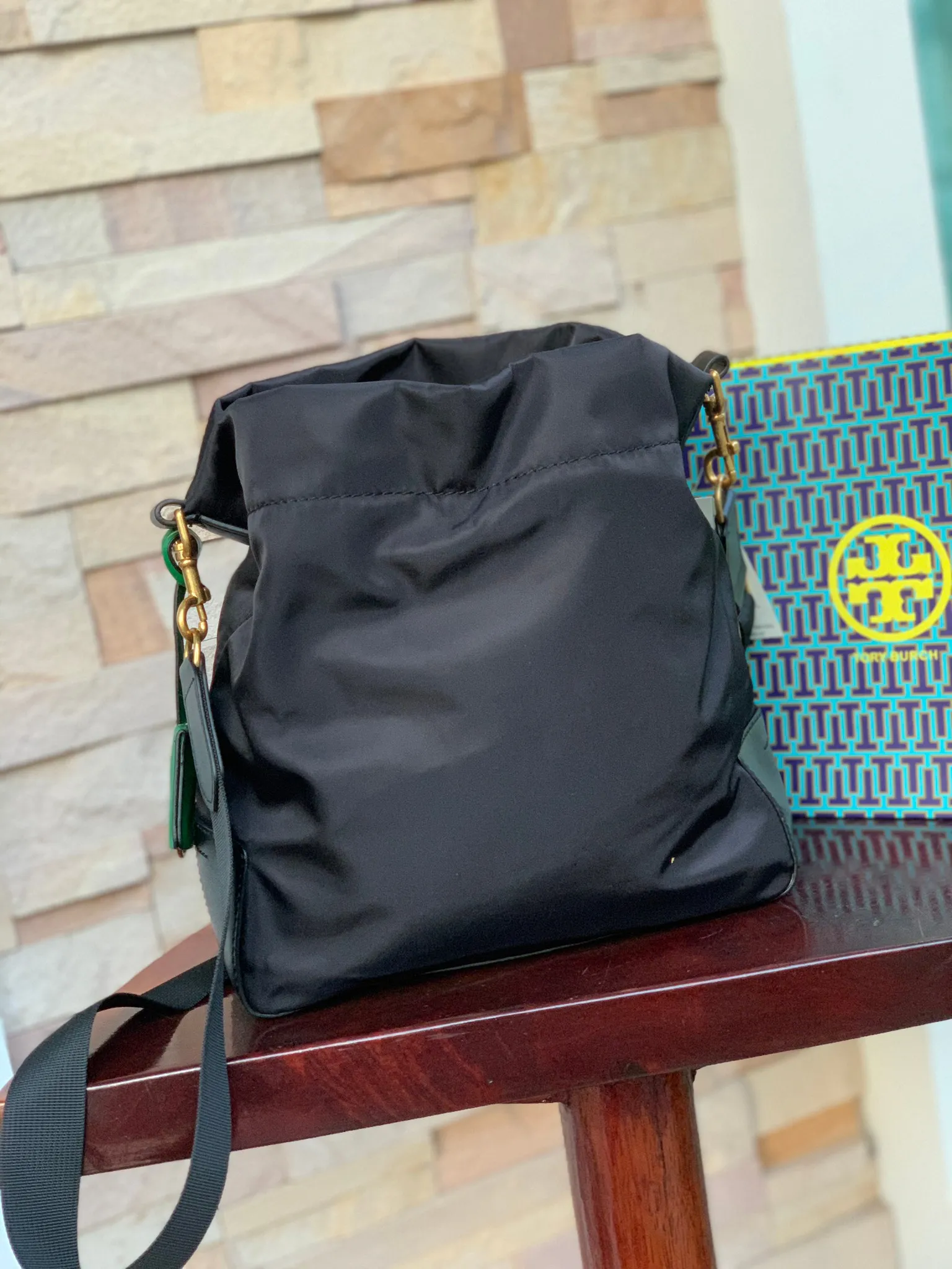 กระเป๋าสะพายไหล่ สะพายข้าง TORY BURCH PERRY NYLON DRAWSTRING BUCKET BAG  คอลเลคชั่นเท่ๆทรงขนมจีบ 