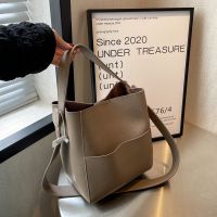 Korean niche design bucket bag women 2022 new texture tote bag all-match commuting shoulder Messenger bag