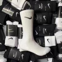 {SOCKS Shop} ถุงเท้า PLAINE NIKE สีดำขาวใหม่10คู่ UNISEX ผ้าฝ้ายถุงเท้ากีฬา MID-CUT สบายๆ