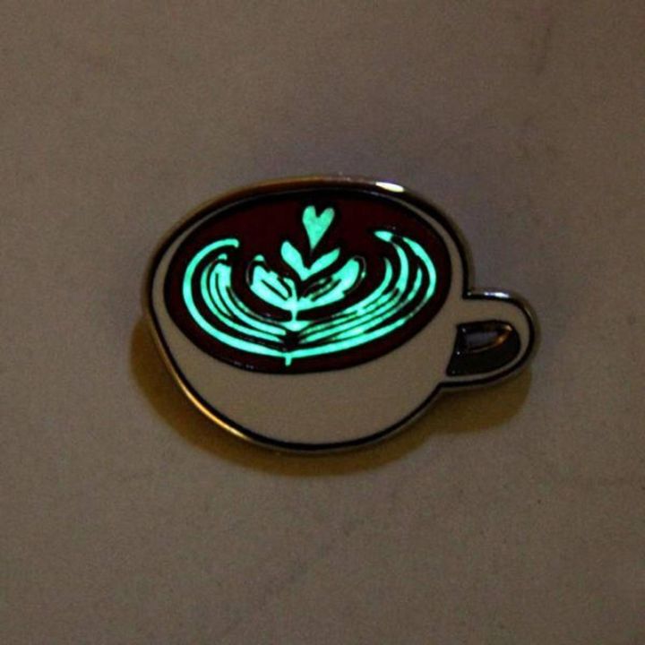 luminous-แก้วกาแฟเคลือบเข็มกลัดการ์ตูน-glow-in-the-dark-latte-ป้ายกระเป๋าเสื้อผ้าการ์ตูนแก้วกาแฟเข็มกลัดปกคอเสื้อเครื่องประดับ