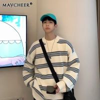 MAYCHEER   เสื้อสเวตเตอร์คู่รัก,เสื้อสเวตเตอร์ลำลองทรงหลวมคอกลมหลวมเสื้อกันหนาวลายทางสไตล์ญี่ปุ่น