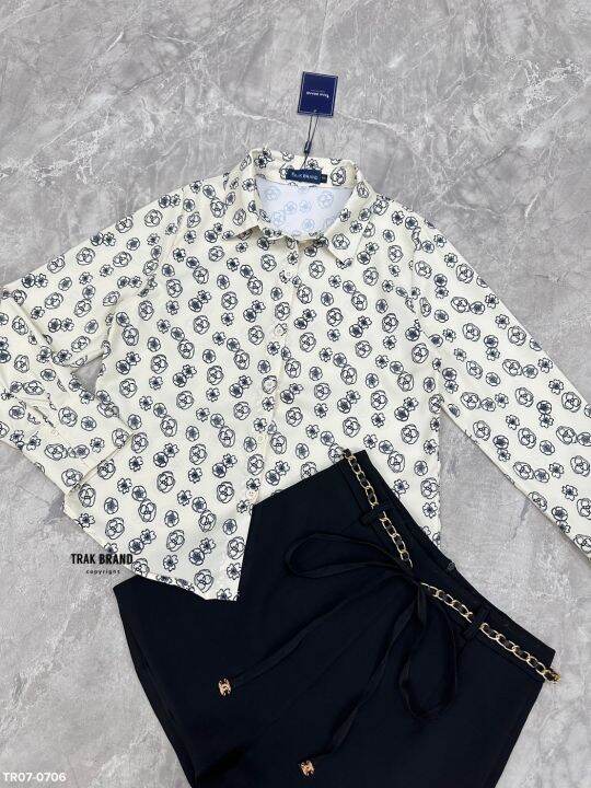 เซท-3-ชิ้น-เสื้อเชิ้ตแขนยาวคอปกกระดุมหน้าลายดอกไม้-มาพร้อมกางเกงขาสั้นสีดำ-แต่งด้วยโซ่ผูกเอวปลายชายแต่งลายโลโก้-งานสวย