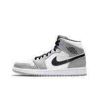 【พร้อมส่งของแท้?/ รุ่นนี่ใส่ตรงไซส NIKE Jordan Air Jordan 1 Mid ”Light Smoke Grey“ แฟชั่น รองเท้ากีฬา（สินค้าพร้อมกล่อง อุปกรณ์ครบ จัดส่งฟรี）