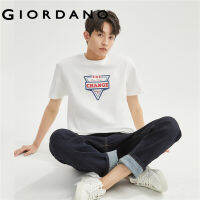 GIORDANO ผู้ชาย เสื้อยืดคอกลมแขนสั้นพิมพ์ลายตัวอักษรวินเทจผ้าฝ้ายถัก Free Shipping 13093204