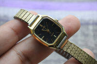 นาฬิกา Vintage มือสองญี่ปุ่น CASIO LQ 323G ระบบ QUARTZ ผู้หญิง ทรงสี่เหลี่ยม กรอบทอง หน้าดำ หน้าปัด 21มม. สายสแตนเลสยืดได้ใช้งานได้ปกติ สภาพดี ของแท้ ไม่กันน้ำ