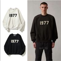 ღพร้อมส่งღใหม่ เสื้อกันหนาวลําลอง คอกลม ผ้าฝ้าย พิมพ์ลายดิจิตอล FOG Fear Of God Essentials 1977 สไตล์สตรีท