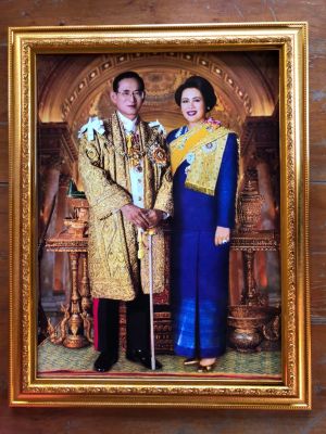 กรอบรูปมงคลสีทองภาพคู่รัชกาลที่ 9 กับราชินีชุดสีน้ำเงิน กรอบรูปขนาด 18X23 นิ้ว ภาพมงคล เสริมฮวงจุ้ย ตกแต่งบ้าน ของขวัญ ของที่ระลึก