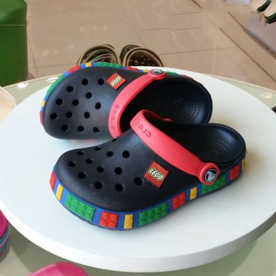 Crocs รองเท้าแตะ กันลื่น ระบายอากาศ สำหรับเด็ก รุ่นเลโก้