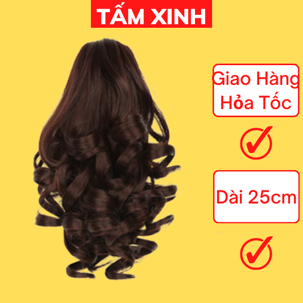 Tóc giả xoăn ngang vai là lựa chọn hoàn hảo để trải nghiệm cảm giác có kiểu tóc mới mà không cần phải chịu đựng những hậu quả của việc cắt tóc thật. Với tóc giả này, bạn có thể thay đổi kiểu tóc thuận tiện và dễ dàng hơn bao giờ hết. Bên cạnh đó, tóc giả xoăn ngang vai còn được làm từ chất liệu an toàn và không gây hại cho sức khỏe.