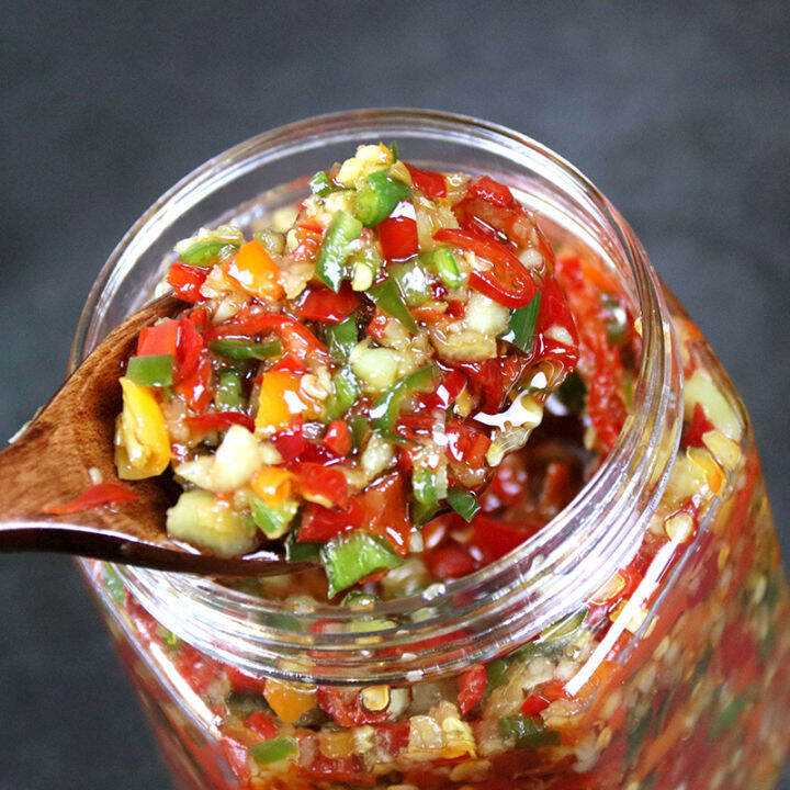 Hunan specialty Chili sauce is very spicy, and the next meal is cooked