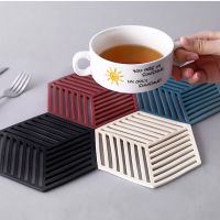 Nordic Style Hollow Coaster High Temperature Resistant Geometric Heat Insulation Pad Kitchen Non-slip Heat Insulation and Anti-scald Bowl Mat