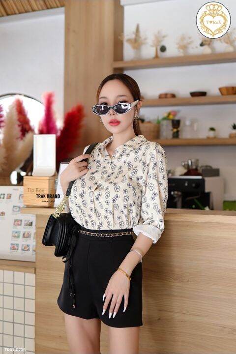 เซท-3-ชิ้น-เสื้อเชิ้ตแขนยาวคอปกกระดุมหน้าลายดอกไม้-มาพร้อมกางเกงขาสั้นสีดำ-แต่งด้วยโซ่ผูกเอวปลายชายแต่งลายโลโก้-งานสวย