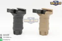 กริ๊ปมือหน้า Tango Down รุ่นสั้นปลดไว (Tango Down Vertical Fore Grip QD)  ● คุณสมบัติ : 1. สำหรับติดชุดหน้าระบบPicatinny(ราง20mm.) 2. ขาจับเป็นแบบปลดไว ติดตั้งง่าย 3. ขนาดพอดีมือกระทัดรัด 4. มีช่องสำหรับเก็บอุปกรณ์ หรือ แบตเตอรี่สำรอง  ● มี2สีให้เลือก 1.