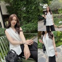 SLYQ PEARL TWEED SLEEVELESS BLAZER เสื้อเบลเซอร์แขนกุดสีขาวครีมแต่งมุก