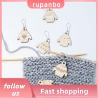 RUPANBO039392692 อุปกรณ์เย็บปัก เครื่องหมายตะเข็บล็อค ทำจากไม้ จี้ห้อยคอ คลิปเข็มเย็บปักไม้ ของใหม่ งานฝีมือดีไอวาย เข็มถักโครเชต์ อุปกรณ์เครื่องมือถัก