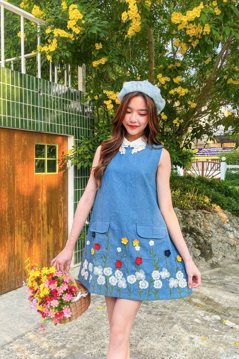 floral-gargen-dress-เดรสยีนส์ปักดอกไม้-กระเป๋าหน้าใช้งานได้จริงใส่ง่ายสบายไม่มีเอาท์