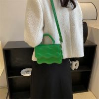 ESFDGL คลื่นคลื่นคลื่น กระเป๋า Crossbody หนังพียู เสื้อมีจีบ กระเป๋าสำหรับผู้หญิง กระเป๋าเครื่องสำอาง จุได้มาก กระเป๋าสะพายไหล่แบบสั้น สำหรับผู้หญิง