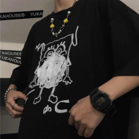 ผู้ชายขนาดใหญ่พิมพ์เสื้อยืดแขนสั้นหลวมนักเรียนวัยรุ่นหลอก Graffiti Tee กีฬา 2021 ฤดูร้อนใหม่