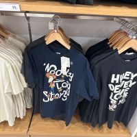 UNIQLO เสื้อยืดแขนสั้นพิมพ์ลายการ์ตูน,เสื้อผ้าคู่สำหรับทั้งหญิงและชายห้องลองเสื้อลำลองหลวม453484/459324