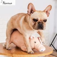 ตุ๊กตารูปร่างหมูจาก NANRUO ที่ฝึกฟันกรามสุนัขสายป้องกันสำหรับขึ้นที่สูงของเล่นในร่มสำหรับที่ฝึกเขี้ยวของเล่นเคี้ยวสุนัขของเล่นยามหลับสุนัข