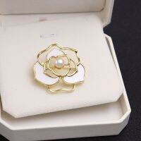 [ladies jewelry]  เข็มกลัดรูปดอกคาเมเลียที่มีตัวละครผู้หญิงคุณภาพสูงที่หรูหราในวันนี้น่ารัก Jepit Pakaian ป้องกันการเปิดหัวเข็มขัด