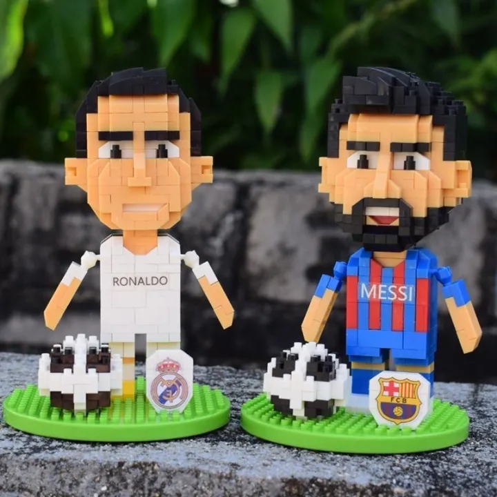 Ronaldo, Messi, Mô Hình Lắp Ráp Lego: Cùng chiêm ngưỡng các mô hình lắp ráp Lego về hai cầu thủ nổi tiếng nhất thế giới Ronaldo và Messi. Bạn sẽ bị cuốn hút bởi sự chi tiết và tính chân thực của các mô hình độc đáo này.